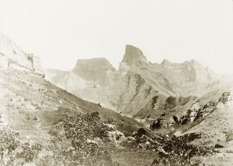 Battlefield at Majuba Hill. A view of Majuba Hill, the battlefield of the First Boer War (1880-1881) that saw Major General Sir George Colley (1835-1881) defeated by the Transvaal Boers. Near Volksrust, South Africa, circa 1903. Volksrust, Mpumalanga, South Africa, Southern Africa, Africa.