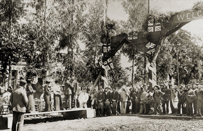 Presenting the New Year and Birthday Honours. Sir Arthur Lawley (1860-1932), Lieutenant Governor of the Transvaal, decorates a Colonel with a CB (Companion of the Most Honourable Order of the Bath) on behalf of King Edward VII during New Year and Birthday Honours celebrations. Lydenburg, South Africa, 1903. Lydenburg, Mpumalanga, South Africa, Southern Africa, Africa.