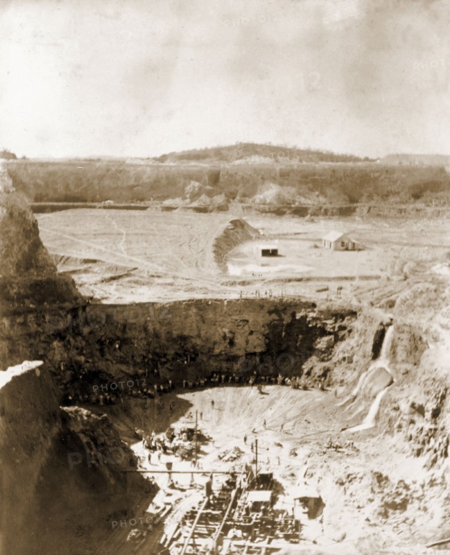 Labourers at Westernberg Mine. Labourers work at the bottom of Westernberg Mine, a large, open-pit diamond mine belonging to the De Beers company. Kimberley, South Africa, circa 1896. Kimberley, North Cape, South Africa, Southern Africa, Africa.