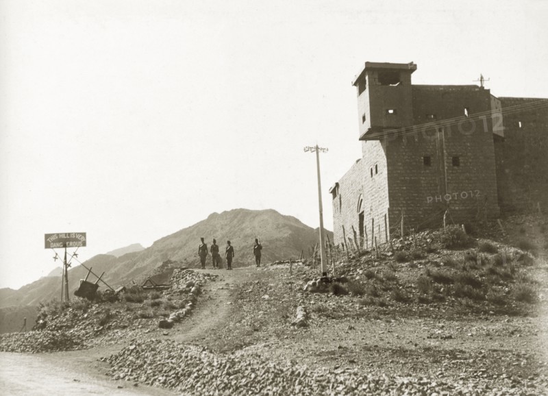 Frontier Constabulary post at Kohat Pass. Four armed policeman of the Frontier Constabulary guard a fortified British check point at Kohat Pass, the road connecting Kohat to Peshawar. Kohat, North West Frontier Province, India (Pakistan), circa 1927. Kohat, North West Frontier Province, Pakistan, Southern Asia, Asia.