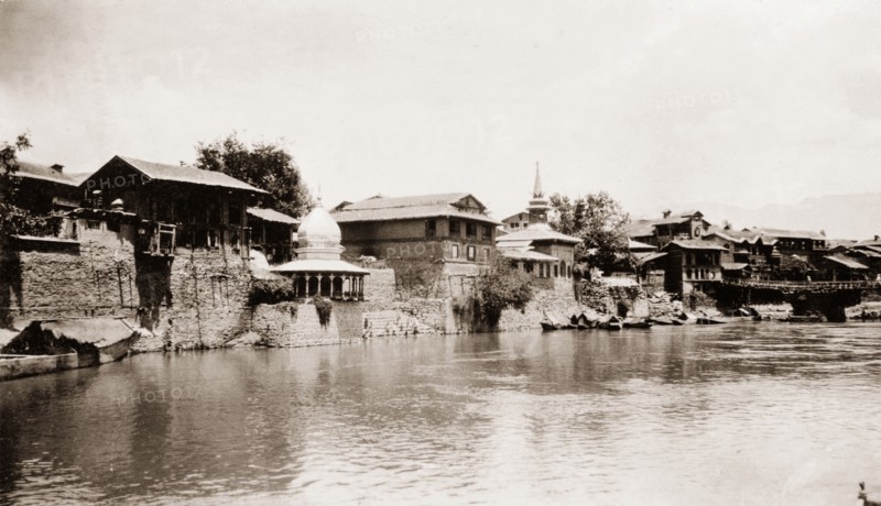 The Jhelum River at Srinagar. Tightly packed buildings flank the Jhelum River as it passes through the city of Srinagar. Srinagar, Jammu and Kashmir, India, circa 1927. Srinagar, Jammu and Kashmir, India, Southern Asia, Asia.