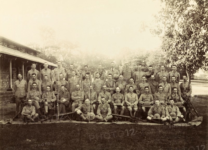 School of Musketry at Pachmarhi, India. Trainee British musketeers pose for a group portrait with their rifles outside the School of Musketry at Pachmarhi. Pachmarhi, Central Provinces and Berar (Madhya Pradesh), India, November 1916., Madhya Pradesh, India, Southern Asia, Asia.