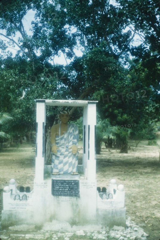 Commemorative monument at Saltpond. A commemorative roadside monument features a painted sculpture of a Saltpond resident who died in 1951. Lowtown, Saltpond, Ghana, 4 July 1960. Saltpond, West (Ghana), Ghana, Western Africa, Africa.
