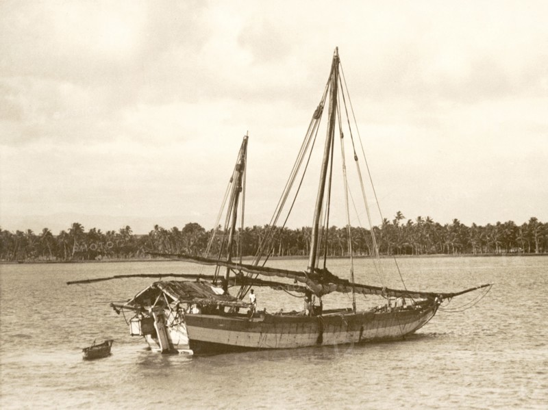 A batella on the Baliapatuam River. A traditional Indian battela (cargo boat) travels along the Baliapatuam River in northern Malabar. Malabar District (Kerala), India, circa 1936., Kerala, India, Southern Asia, Asia.