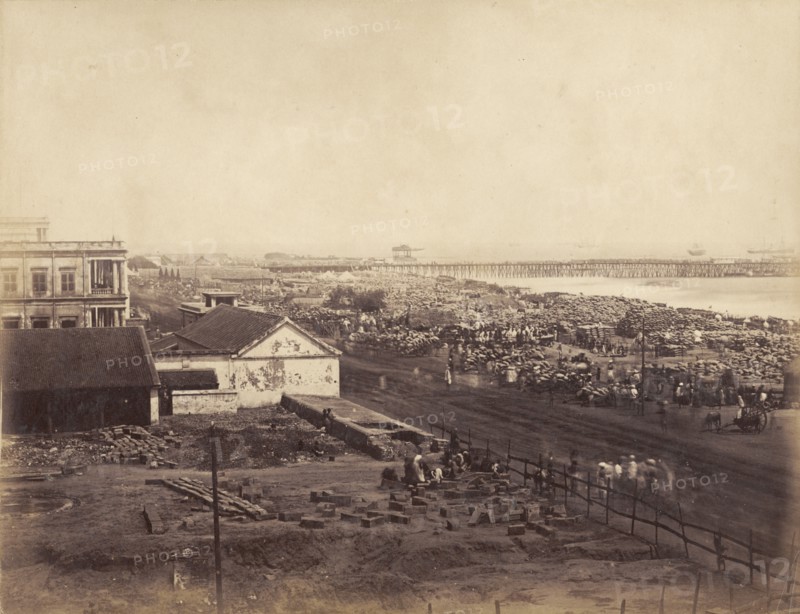Relief effort during the Madras famine. Thousands of sacks containing grain wait to be loaded onto carts at a beach in Madras. This was part of a Western relief effort during the Madras famine of 1876-8, which claimed the lives of several million people in the city and surrounding areas. Madras (Chennai), Tamil Nadu, India, circa 1876. Chennai, Tamil Nadu, India, Southern Asia, Asia.
