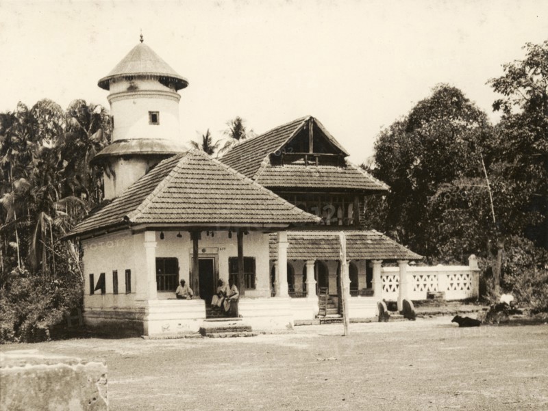 A Mappila mosque in Kerala. A Mappila mosque at Betta. The Mappilas (historically called 'Moplahs') are the earliest known Indian Muslim community, based in and around the Indian State of Kerala. Pudiangadi (Calicut), Kerala, India, circa 1936. Calicut, Kerala, India, Southern Asia, Asia.