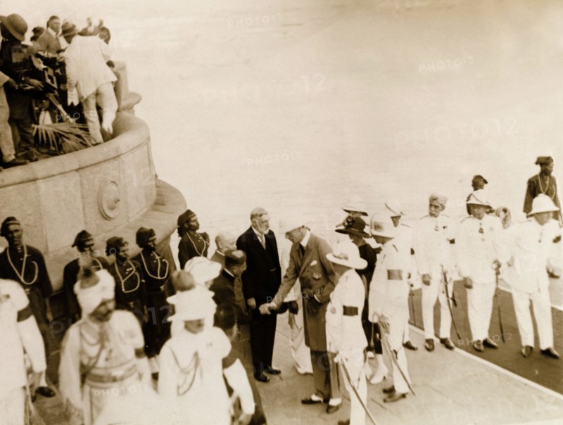 Lord and Lady Irwin arrive in Bombay. Lord Irwin, Viceroy of India, shakes hands with an Indian dignitary on his arrival by boat at the Gateway of India. He is accompanied by Lady Irwin and Sir Henry Staveley Lawrence, the Acting Governor of Bombay. Bombay (Mumbai), India, 1926. Mumbai, Maharashtra, India, Southern Asia, Asia.