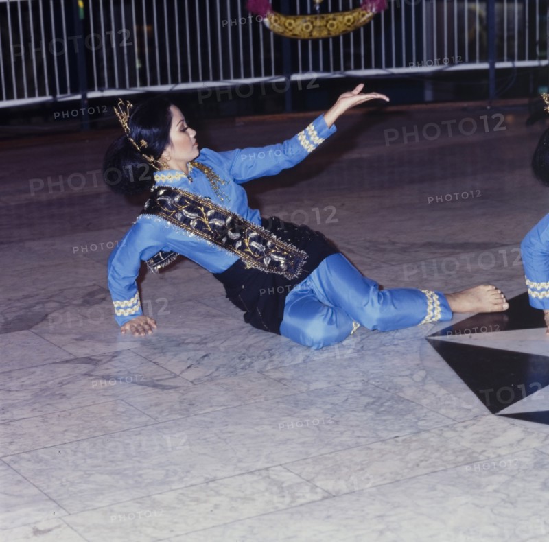 Malaysian dancer at cultural festival. A female dancer in Malaysian costume performs at a cultural festival held at the Commonwealth Institute. London, England, circa 1985. London, London, City of, England (United Kingdom), Western Europe, Europe .