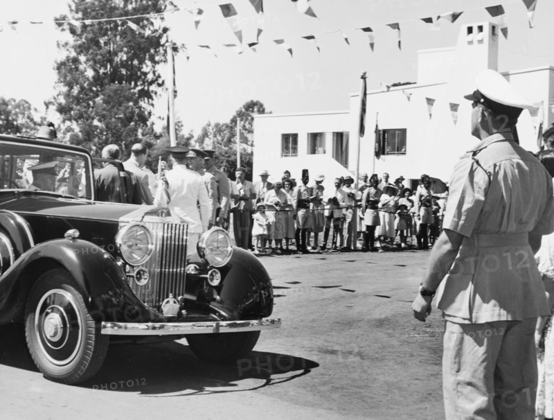 The Duke of Edinburgh at the Kenya Regiment headquarters. The Duke of Edinburgh arrives by car at the Kenya Regiment headquarters, where he is greeted by crowds of well-wishers. Nairobi, Kenya, February 1952. Nairobi, Nairobi Area, Kenya, Eastern Africa, Africa.