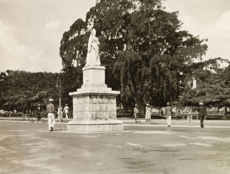Queen Victoria memorial, Kingston. View of the commemorative statue of Queen Victoria in Victoria Park (now Saint William Grant Park). Kingston, Jamaica, circa 1931. Kingston, Kingston, Jamaica, Caribbean, North America .