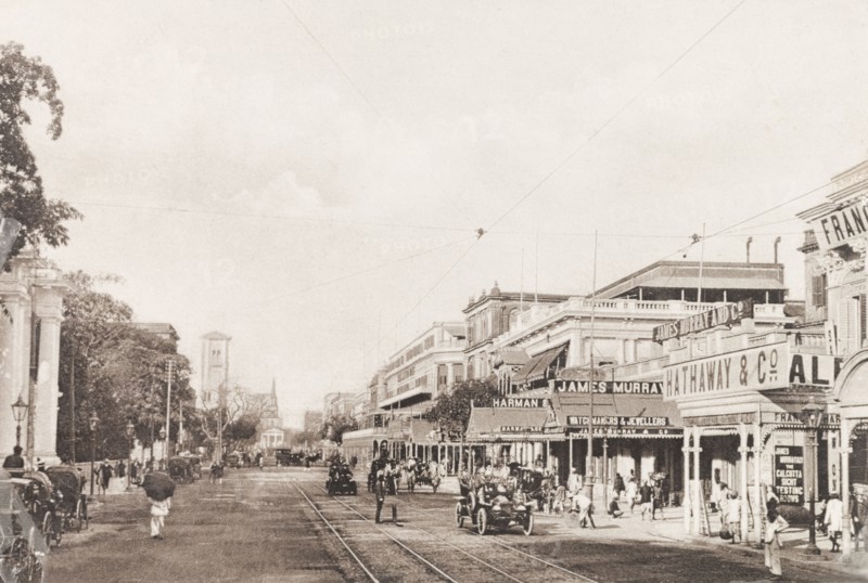 Government Place, Calcutta. View of the premises of 'James Murray and Company' chronometer makers at 12 Government Place, Calcutta, situated opposite the pillared gateway to Government House. Calcutta (Kolkata), India, 1909. Kolkata, West Bengal, India, Southern Asia, Asia.
