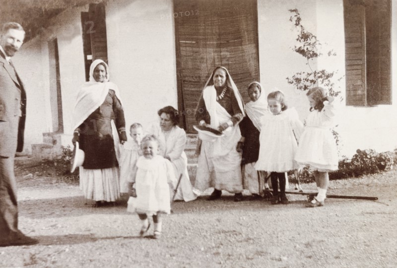 British children holidaying in Mussoorie. Young British children in the care of Indian ayahs (nursemaids), whilst holidaying with their parents at the hillstation of Mussoorie. Mussoorie, India, 1907. Mussoorie, Uttaranchal, India, Southern Asia, Asia.