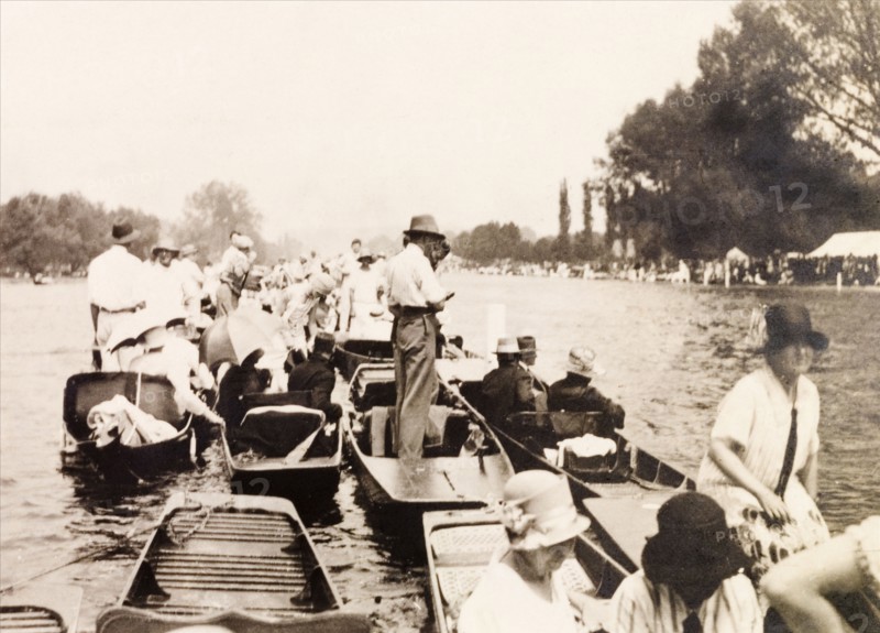 Henley Royal Regatta, 1929. Spectators gather on punts on the River Thames to watch a boat race at the Henley Royal Regatta. Henley-on-Thames, England, July 1929. Henley on Thames, Oxfordshire, England (United Kingdom), Western Europe, Europe .