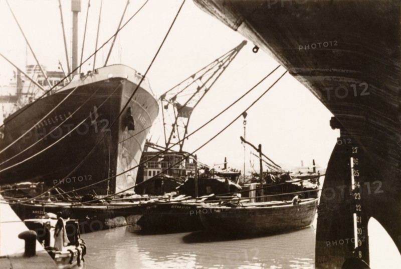 The docks at Calcutta. View of ships and boats moored at the docks in Calcutta. Calcutta (Kolkata), India, 1930. Kolkata, West Bengal, India, Southern Asia, Asia.