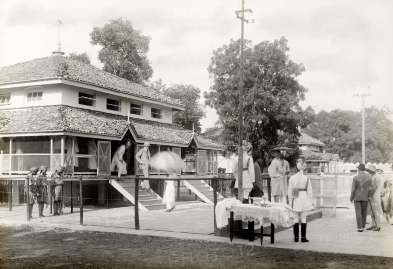 Nawab of Jaora's kennels. Lord Irwin, Viceroy of India, and his entourage are given a guided tour of the kennels owned by Muhammad Iftikhar Ali Khan, Nawab of Jaora. Jaora State, Malwa Agency (Madhya Pradesh), India, 3 August 1928., Madhya Pradesh, India, Southern Asia, Asia.