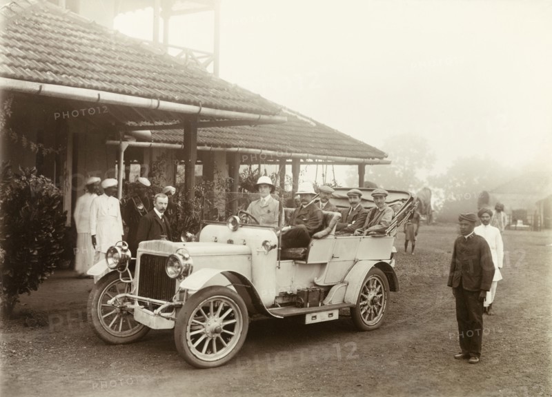 Governor of Madras departing Edakkara. Sir Arthur Lawley, Governor of Madras, and his touring party prepare to depart Edakkara lodge for Calicut (Kozhikode) in a Daimler car. Sir Arthur Lawley visited Edakkara to attend a hunting expedition in the Nilgiri Hills with the Elaya Rajah (heir apparent) of Nilambur. Edakkara, Malabar District (Kerala), India, March 1908., Kerala, India, Southern Asia, Asia.