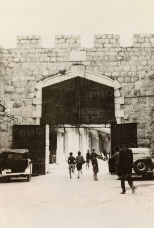 The New Gate, Jerusalem. View of the New Gate on the northern section of Jerusalem's old city walls, built in 1887 to provide easier access to the Christian quarter. Jerusalem, British Mandate of Palestine (Israel), circa 1942. Jerusalem, Jerusalem, Israel, Middle East, Asia.