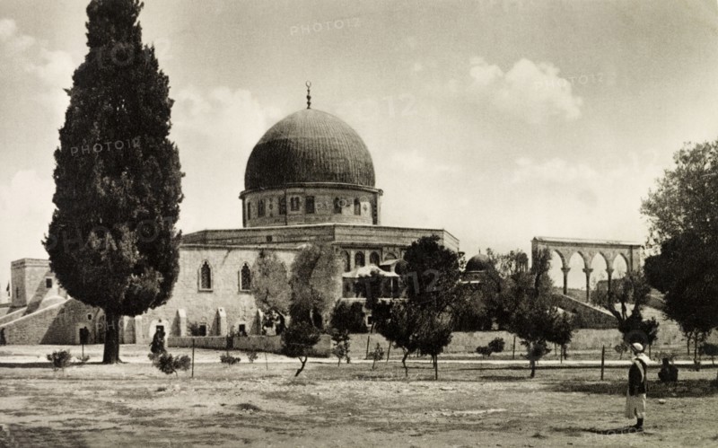 Dome of the Rock, Jerusalem. View of the southern side of the Dome of the Rock (also known as Mosque of Umar) situated on Temple Mount, an Islamic shrine dating back to the Umayyad dynasty (661-750). Jerusalem, British Mandate of Palestine (Israel), circa 1942. Jerusalem, Jerusalem, Israel, Middle East, Asia.