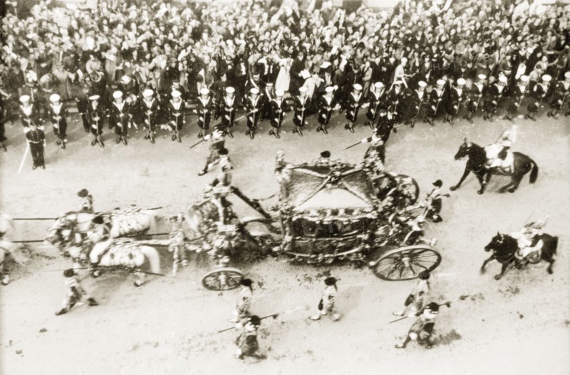 The royal carriage at George VI's coronation procession. Crowds of spectators line Whitehall to watch the coronation procession of King George VI on its way to Westminster Abbey. The King and Queen Elizabeth travel in the Gold State Coach, surrounded by a mounted military escort. London, England, 12 May 1937. London, London, City of, England (United Kingdom), Western Europe, Europe .