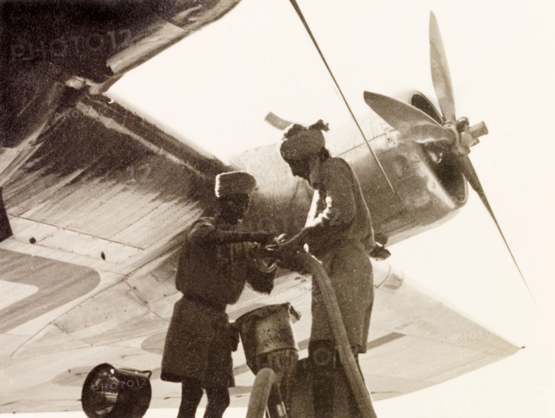 Refuelling 'Euterpe' at Dum Dum Airport. Two Indian airport workers refuel Imperial Airways aircraft 'Euterpe' at Dum Dum Airport (now Netaji Subhash Chandra Bose International Airport). Dum Dum, Calcutta (Kolkata), India, December 1938. Kolkata, West Bengal, India, Southern Asia, Asia.