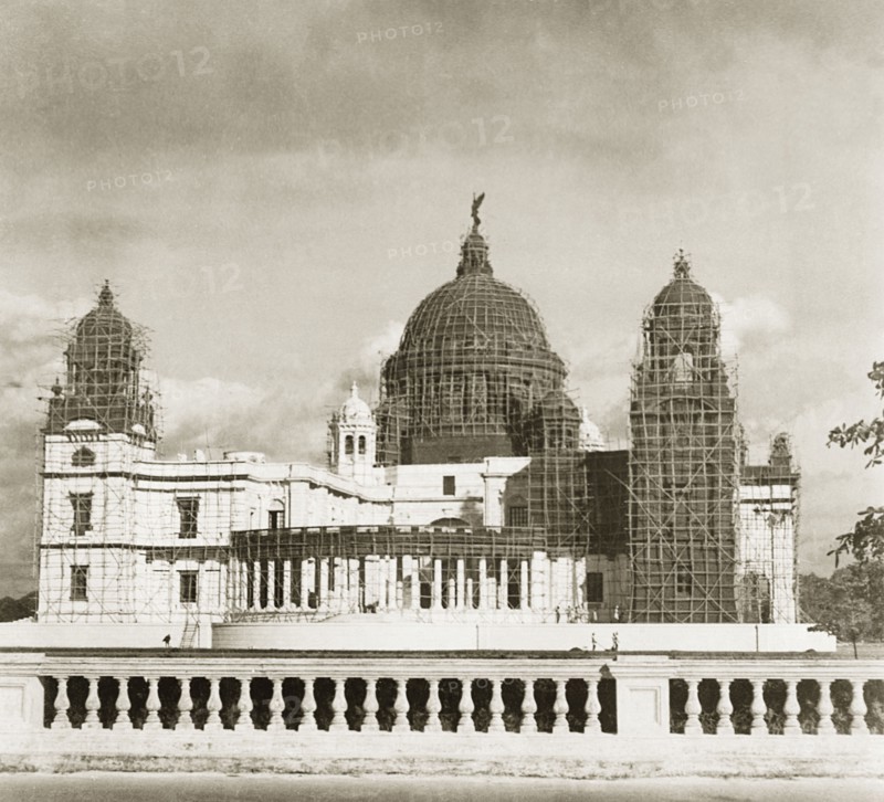 The Victoria Memorial in disguise, 1941. The Victoria Memorial is covered with bamboo scaffolding and painted with cow dung to obscure the monument from Japanese night bombers during World War II. Calcutta (Kolkata), India, circa 1941. Kolkata, West Bengal, India, Southern Asia, Asia.