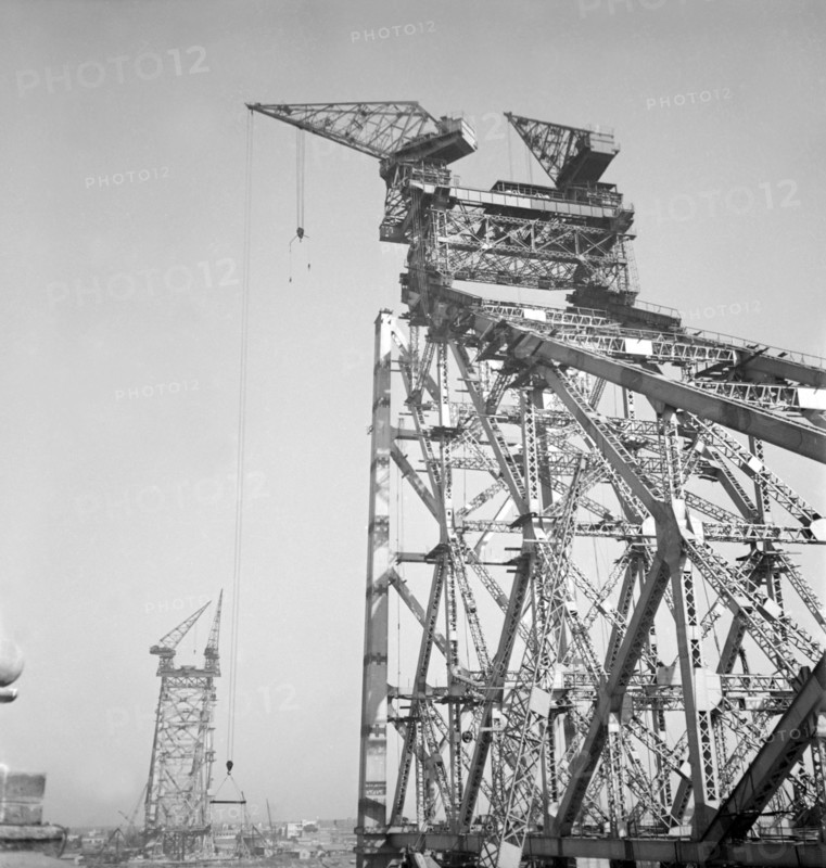 Howrah Bridge under construction. The Howrah Bridge under construction across the Hooghly River, linking the cities of Howrah and Calcutta. Construction of the bridge started in 1937 and was completed in 1943. Calcutta (Kolkata), India, November 1940. Kolkata, West Bengal, India, Southern Asia, Asia.