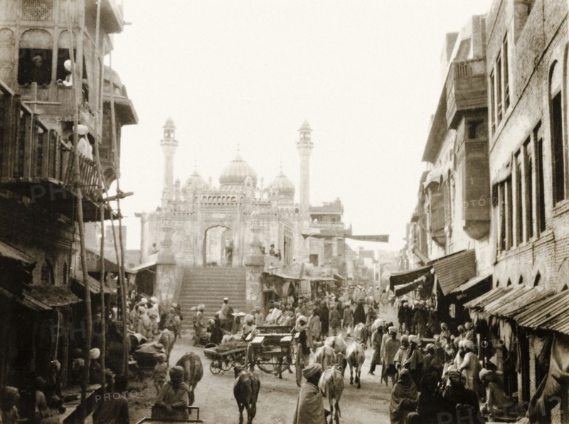Sunehri Masjid, Lahore. View through the bustling streets of Kashmiri bazaar to the Sunehri Masjid (Golden Mosque), taken from the back of an elephant. Lahore, India (Pakistan), February 1903. Lahore, Punjab, Pakistan, Southern Asia, Asia.