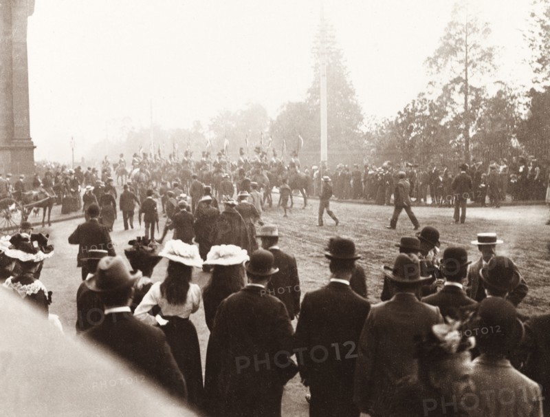 Departure of the Earl of Hopetoun. Crowds of people line the streets to watch the departure of the Earl of Hopetoun, the first Governor-General of Australia. Sydney, Australia, May 1902. Sydney, New South Wales, Australia, Australia, Oceania.