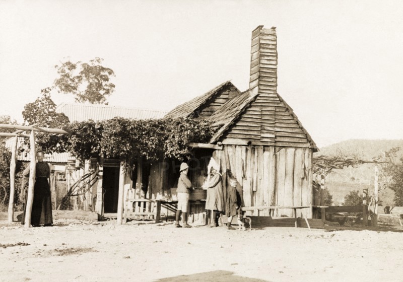 Sheep station in New South Wales . Children wash their hands a tin tub outside a ramshackle sheep station. New South Wales, Australia, 1902., New South Wales, Australia, Australia, Oceania.
