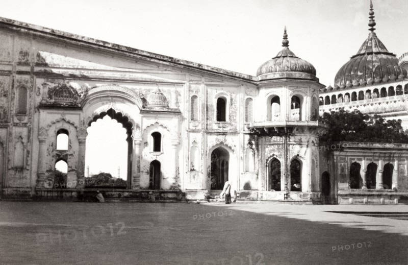 Asafi Imambara, Lucknow. Interior view of a courtyard at Asafi Imambara in Lucknow, a mosque built in 1784 as part of the Bara Imambara complex by Asaf-ud-daulah, the Nawab of Lucknow. Lucknow, United Provinces (Uttar Pradesh), India, December 1902. Lucknow, Uttar Pradesh, India, Southern Asia, Asia.