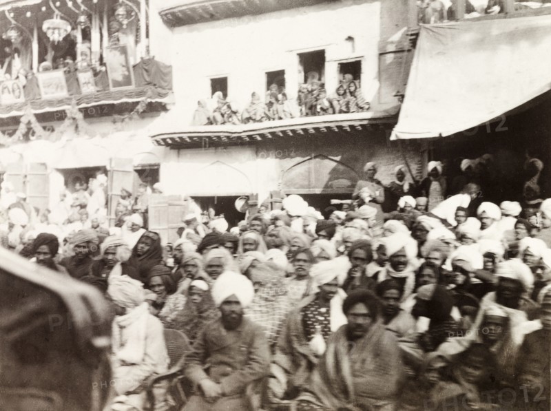 Spectators at the Coronation Durbar, 1903. Crowds of spectators gather on a Delhi street to catch a glimpse of the elaborate processions during the Coronation Durbar of Edward VII. Delhi, India, circa 1 January 1903. Delhi, Delhi, India, Southern Asia, Asia.