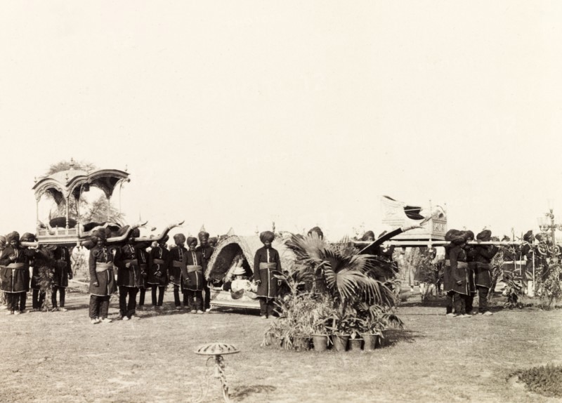 Procession of palanquins at Coronation Durbar, 1903. Indian bearers carry a procession of ornate palanquins at the Coronation Durbar. Delhi, India, circa 1 January 1903. Delhi, Delhi, India, Southern Asia, Asia.