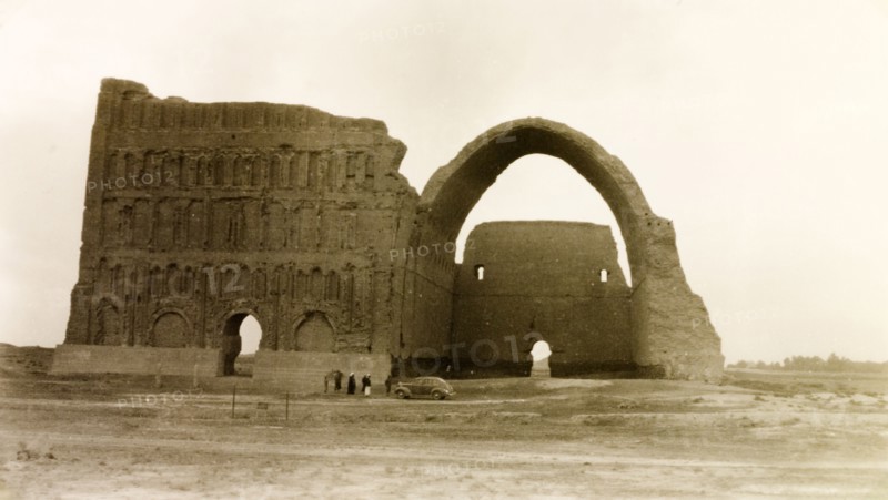 Visiting the ruins of Ctesiphon . A group of tourists visit the ruins of Ctesiphon by car, one of the great cities of ancient Mesopotamia. Ctesiphon, Iraq, December 1941. Ctesiphon, Wasit, Iraq, Middle East, Asia.