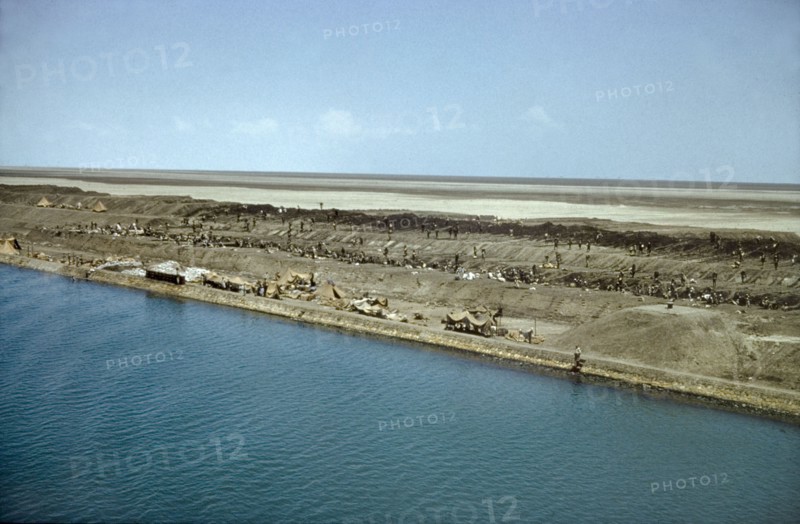 Maintenance work on the Suez Canal, 1958. Scores of indentured labourers carry out maintenance work on the banks of the Suez Canal, two years after the Suez Crisis of 1956. Suez, Egypt, 1958., Suez, Egypt, Northern Africa, Africa.