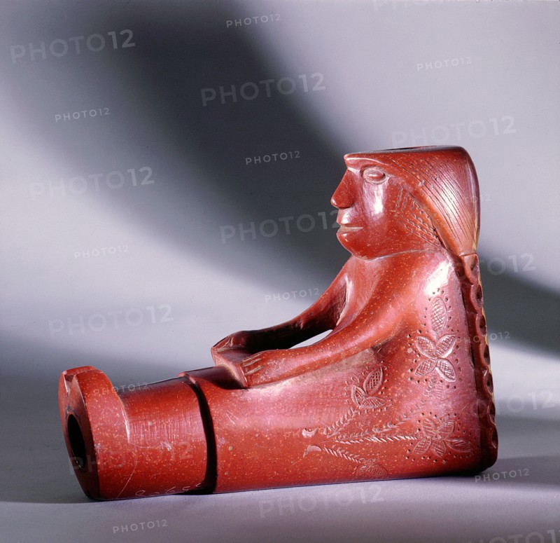Pipe in the form of a seated woman