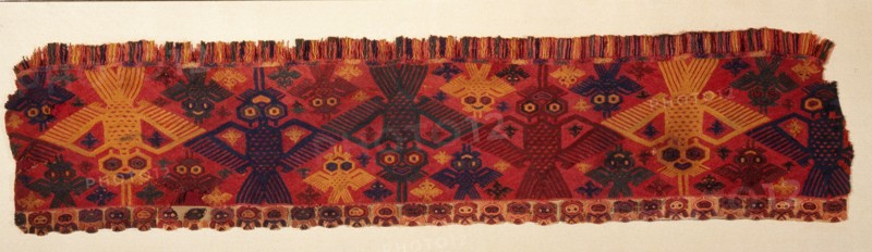 Border of a textile with humming birds