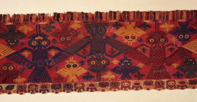 Border of a textile with humming birds