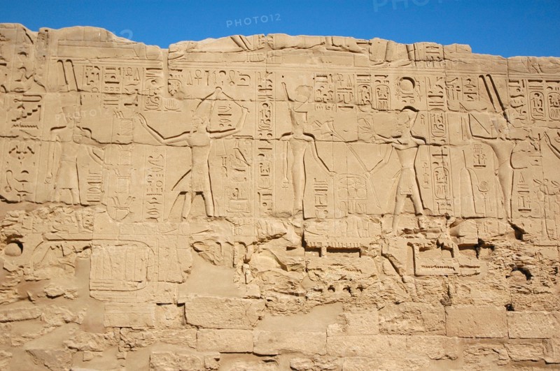 Pharaohs making offerings to Amun