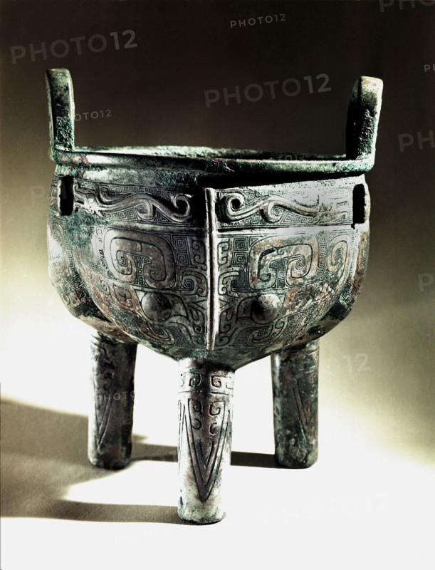 Li ting cauldron decorated with stylised dragons and tao tieh masks