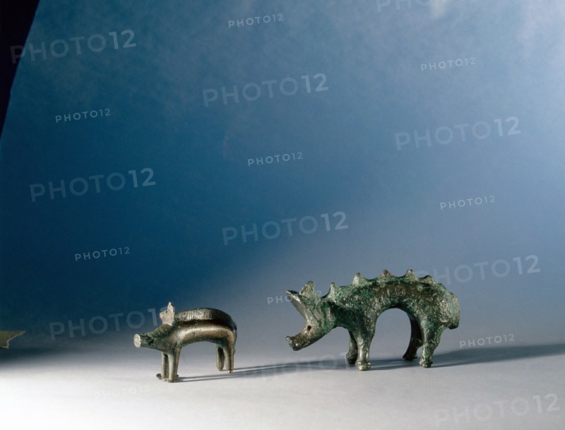 Bronze figures of boars