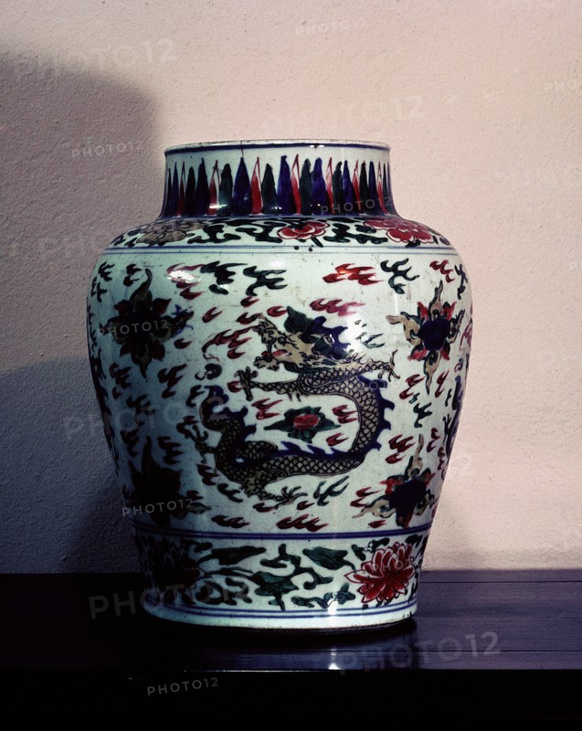 Ceramic jar with underglaze painting of a dragon