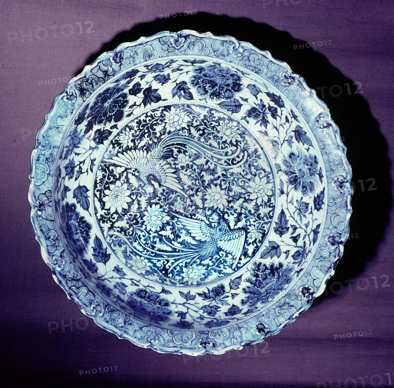 A blue and white plate with representations of the male and female phoenix