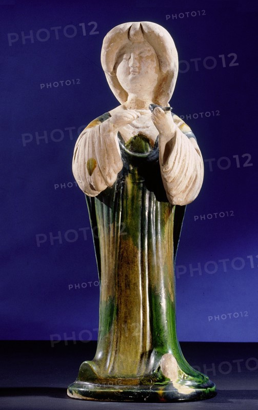 Pottery figure of a court lady holding a bird