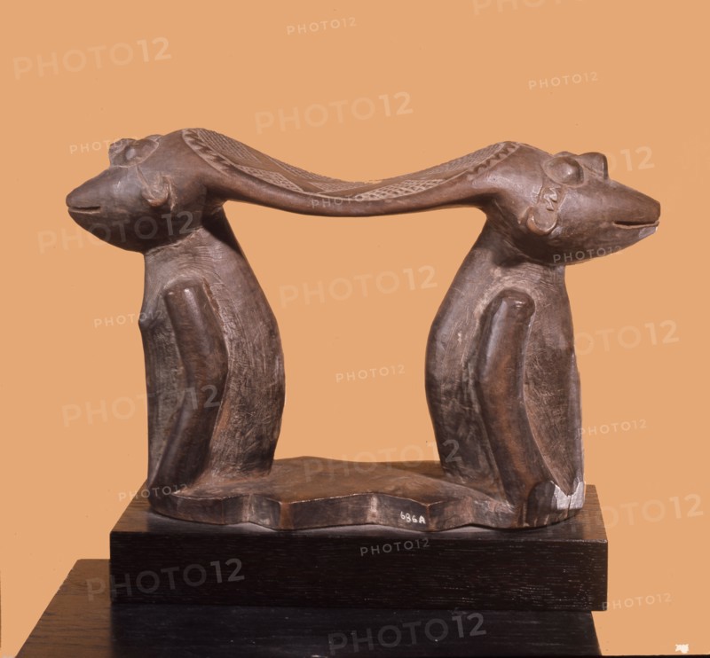 Twa pygmy headrest supported by male and female figures
