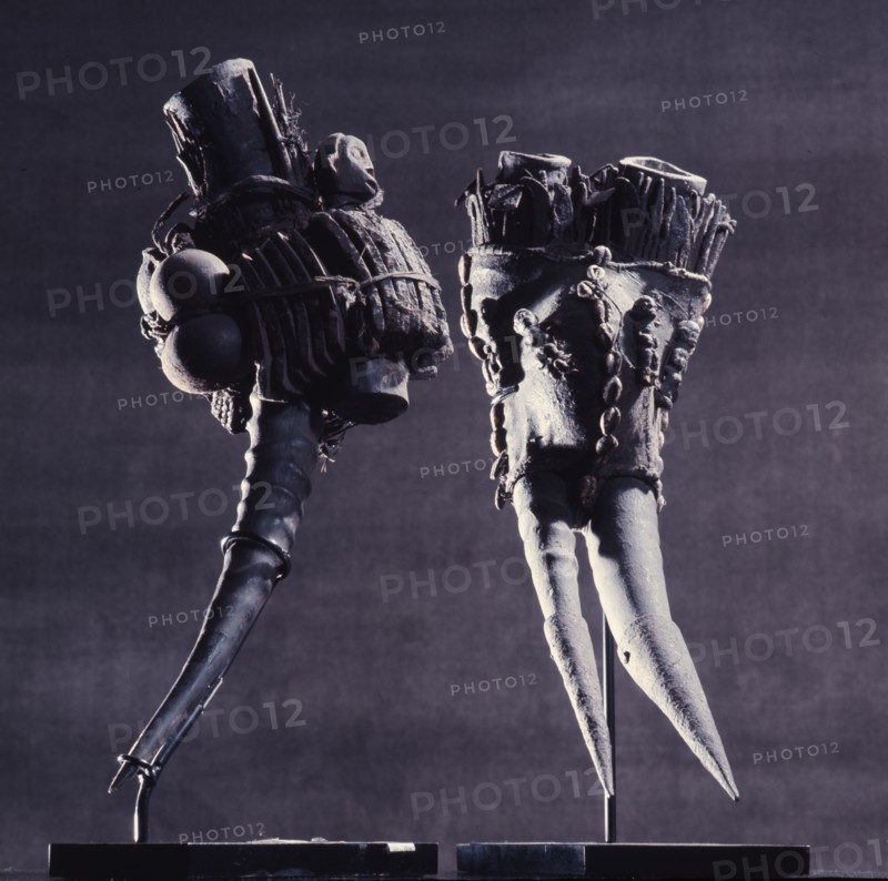 A magic object binding together images and containers of secret protective power