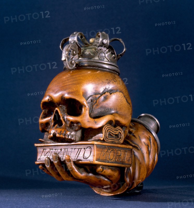 Memento Mori (Latin phrase meaning remember your mortality) in the form of a pipe