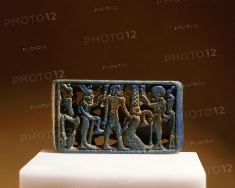 The obverse of a blue faience spacer bead