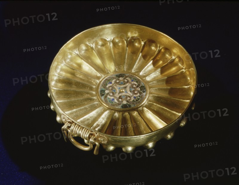 Fluted gold bowl with inset faience centre disk, inlaid with four stylised palmettes