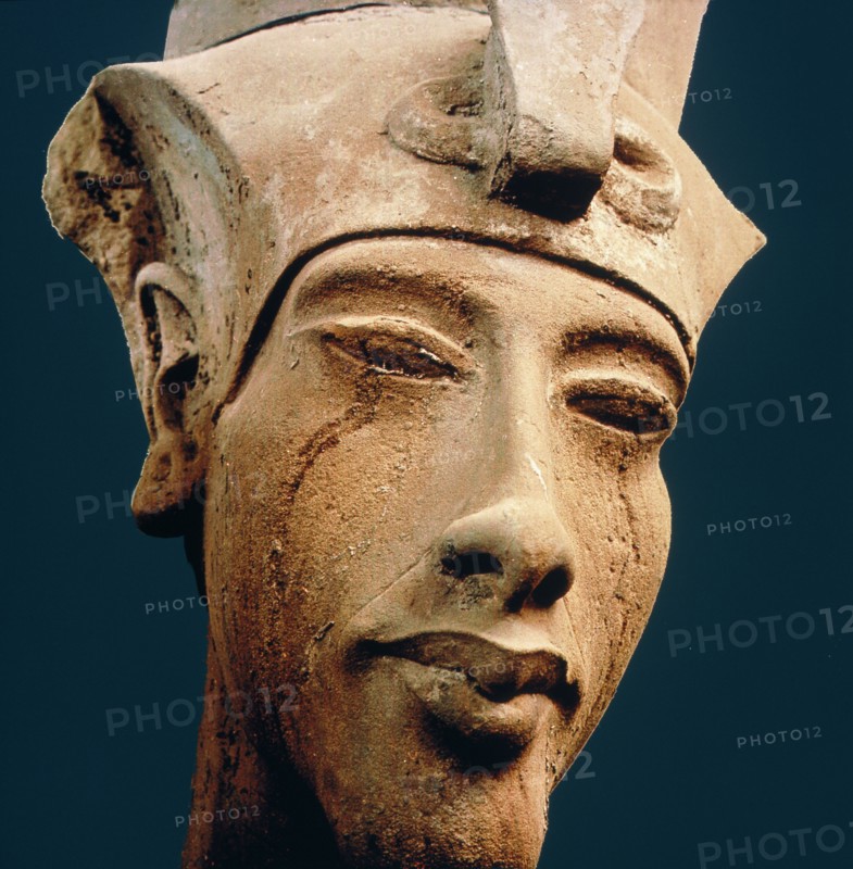 A colossal head of Amenhotep IV ( Akhenaton ) in the Double Crown