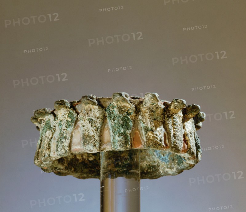 A crown made up of a circlet of the uraeus symbol, the insignia of the kings and queens of ancient Egypt